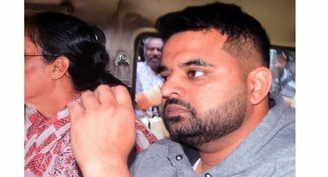 හිටපු ඉන්දීය අගමැතිවරයෙකුගේ මුණුබුරාට වුණ දේ..